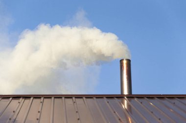 Bacadan gökyüzüne çıkan duman