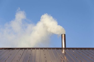 Bacadan gökyüzüne çıkan duman