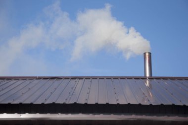 Bacadan gökyüzüne çıkan duman