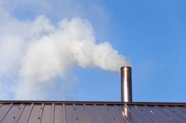 Bacadan gökyüzüne çıkan duman