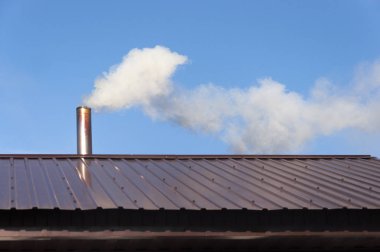 Bacadan gökyüzüne çıkan duman