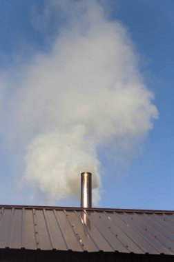 Bacadan gökyüzüne çıkan duman