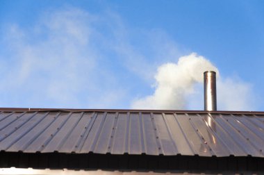 Bacadan gökyüzüne çıkan duman