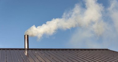 Bacadan gökyüzüne çıkan duman