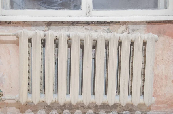 Gamla rostiga radiator batteri, bakgrund, korrosion, — Stockfoto