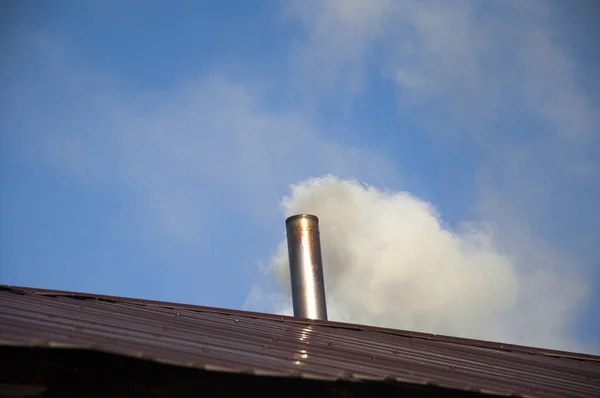煙突から煙が空に向かう — ストック写真