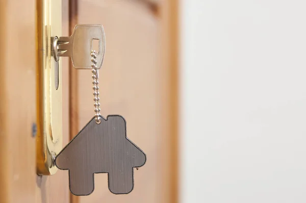 O cheie într-o încuietoare cu pictograma casei pe ea — Fotografie, imagine de stoc