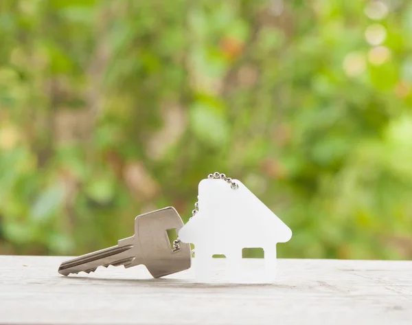 House key on a house shaped keychain. Real estate concept — Stock Photo, Image