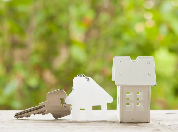 Klucz domu na dom w kształcie pęku kluczy. Koncepcja nieruchomości — Zdjęcie stockowe