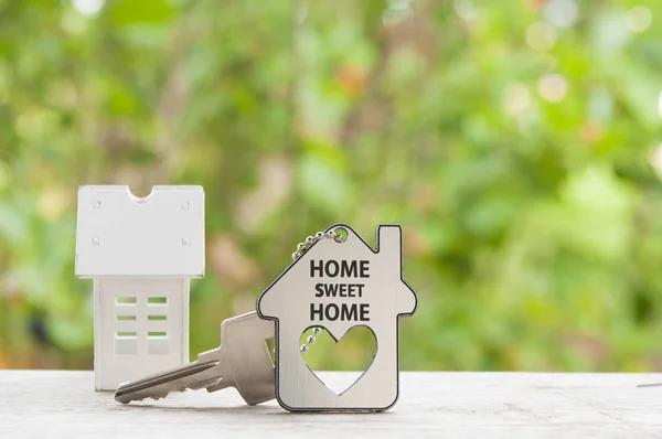 Hausschlüssel an einem Schlüsselbund in Hausform. Immobilienkonzept — Stockfoto