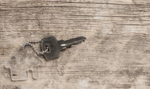 Symbole de la maison avec clés argentées sur bois. Concept immobilier — Photo
