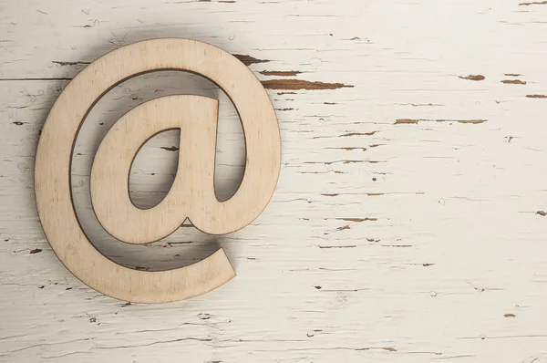 コピー スペースを持つ木製の背景に電子メール記号 — ストック写真