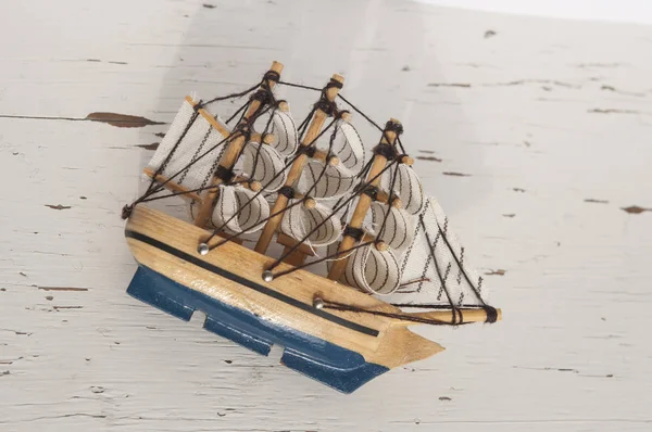 A vitorhajó modell fehér fából készült háttér — Stock Fotó