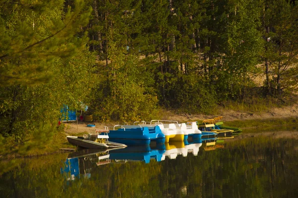 Catamarans colorés sur le lac — Photo