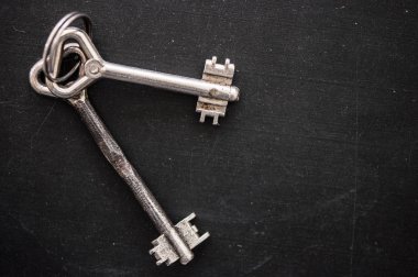 Ahşap arka planda bir sürü eski anahtar