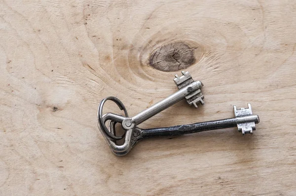 Bunch of old keys on wooden background — Stock Photo, Image