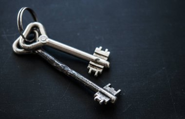 Ahşap arka planda bir sürü eski anahtar