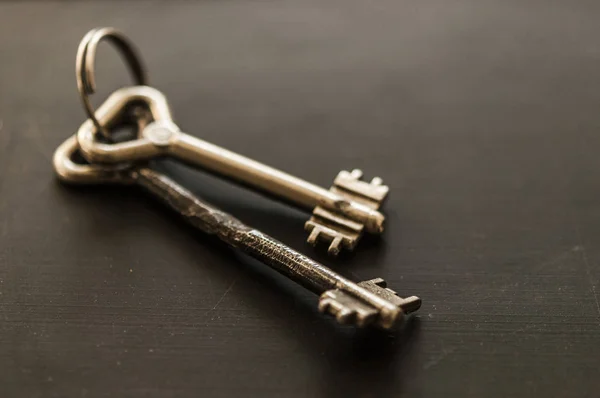 Mazzo di vecchie chiavi su sfondo di legno — Foto Stock