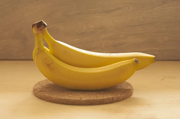 新鲜的香蕉木制背景上 — 图库照片