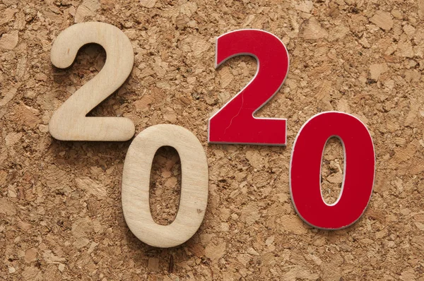 Счастливого Нового Года 2020 фон с множеством цифр на пробковой задней панели — стоковое фото