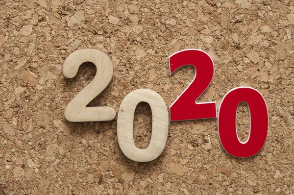 祝你在2020年新年的大背景下，在软木塞背面有很多数字 — 图库照片