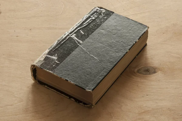 Livro de couro do vintage velho no fundo de madeira — Fotografia de Stock