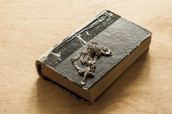 Santa Biblia con cruz de plata sobre fondo de madera — Foto de Stock