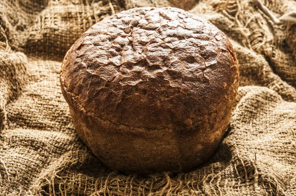 Yuvarlak taze pişmiş çavdar ekmeği. — Stok fotoğraf