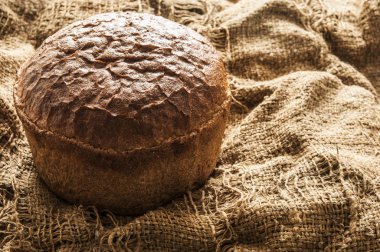 Yuvarlak taze pişmiş çavdar ekmeği. 