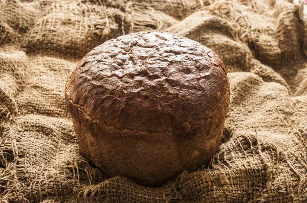 Rund frisch gebackener Roggen rund Brot — Stockfoto