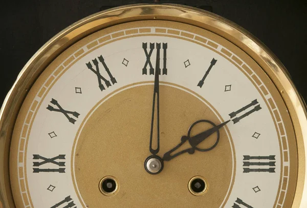 古いアンティークの古典的な時計を閉じます。レトロなスタイル。ヴィンテージバックグロ — ストック写真