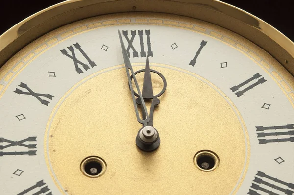 Παλιό ρολόι με λατινικούς αριθμούς. — Φωτογραφία Αρχείου