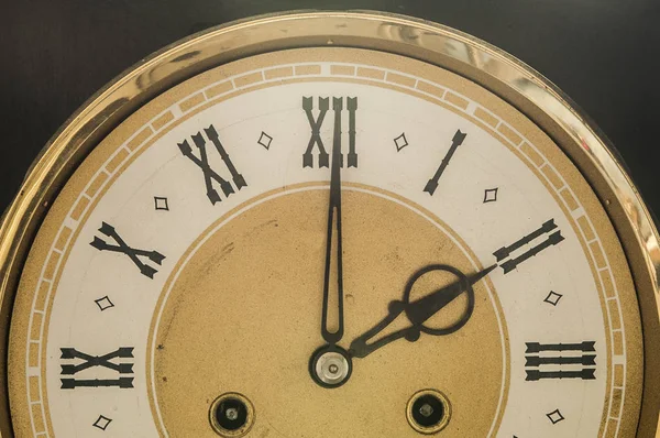 Primer plano viejo reloj clásico antiguo. Estilo retro. Fondos vintage —  Fotos de Stock