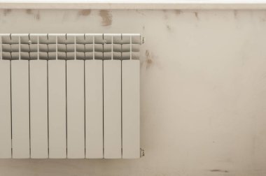 Duvardaki beyaz Isıtma radyatör.