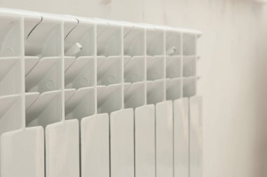 Duvardaki beyaz Isıtma radyatör.