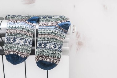 Radyatörde kuruyan renkli sıcak kış çorapları.. 