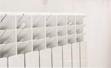 Duvardaki beyaz Isıtma radyatör.