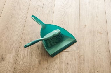 Toz tepsisi ve odun fırçası