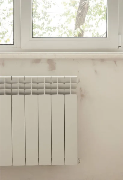 Un radiador de calefacción blanco en la pared . — Foto de Stock