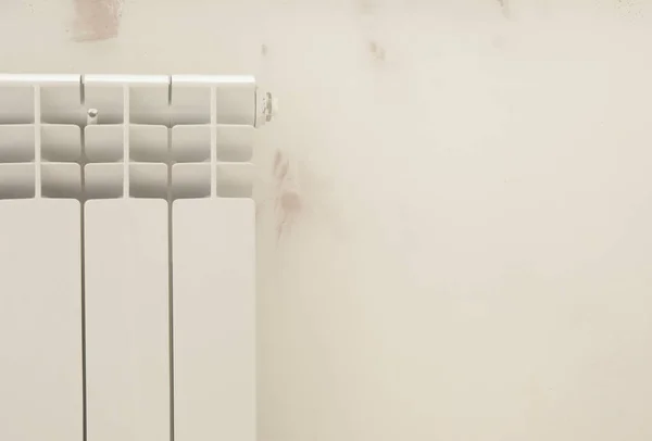 Un radiatore di riscaldamento bianco sulla parete . — Foto Stock