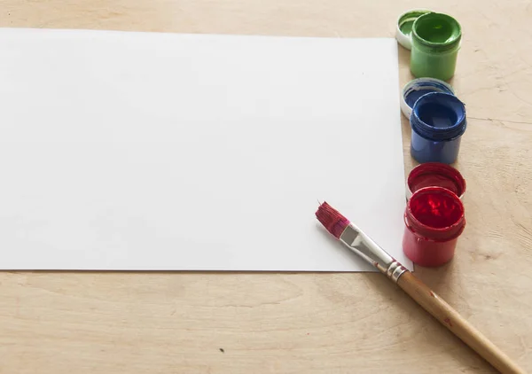 Palet aquarel verf, penselen en papier voor een water-colo — Stockfoto