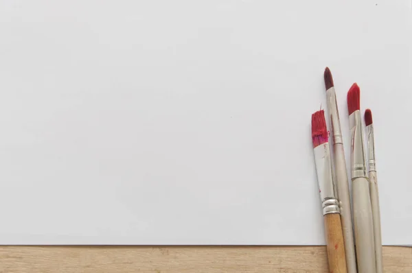 Suluboya boya, fırça ve kağıt, bir su colo palet — Stok fotoğraf