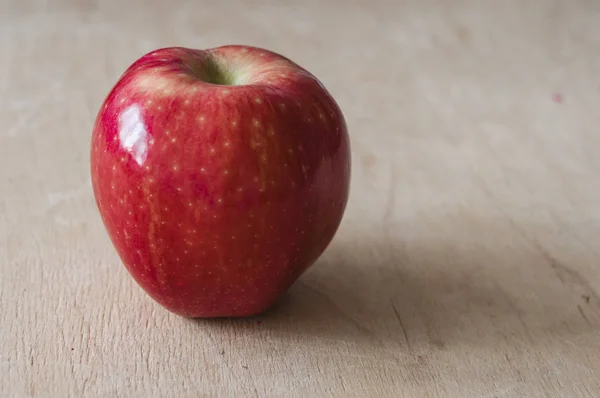 Rode appel op oude houten tafel — Stockfoto