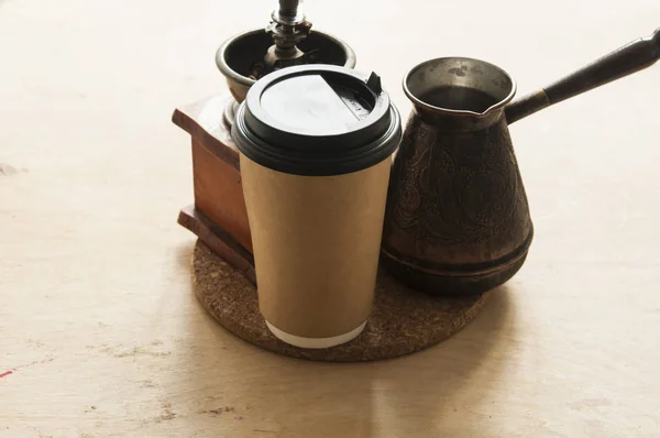 Varm turkisk kaffepanna på träbord. — Stockfoto