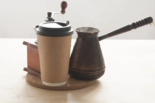 Warme Turkse koffiepot op houten tafel. — Stockfoto