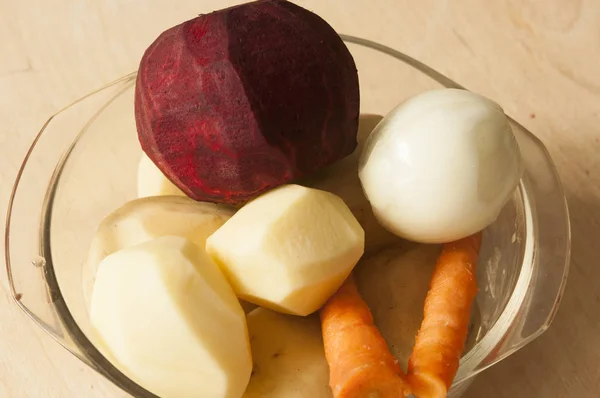 Verduras crudas para sopa de remolacha borsch. remolacha, zanahoria, papa, cebolla — Foto de Stock