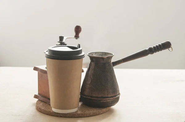Гаряча турецька кав'ярня на дерев'яному столі . — стокове фото