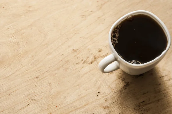 Kopp kaffe på ett träbord — Stockfoto