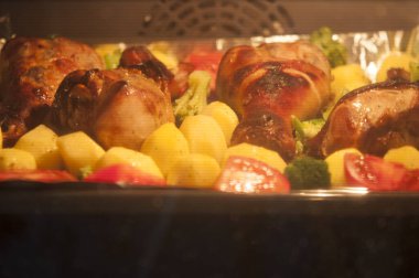 Sebzeli tavuk budu ve altın kabuklu baharatlar ve sebzeli.