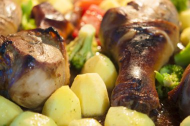 Sebzeli tavuk budu ve altın kabuklu baharatlar ve sebzeli.